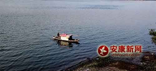 �~(y��)����w